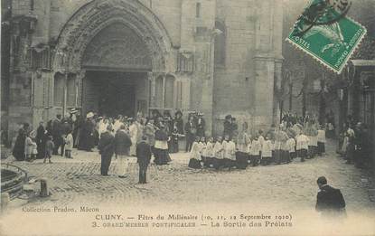 CPA FRANCE 71 "Cluny, Fêtes du Millénaire de 1910, Grandes messes pontificales, la sortie des Prélats". / FOLKLORE