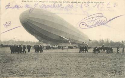 CPA FRANCE 54 " Luneville, Un dirigeable Allemand".