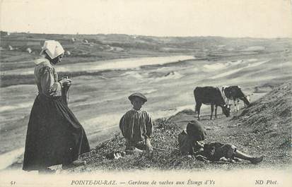 CPA FRANCE 29 " Pointe du Raz, Gardeuse de vaches aux étangs". / FOLKLORE