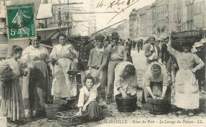 CPA FRANCE 13 " Marseille, Scène du port, le lavage du poisson".