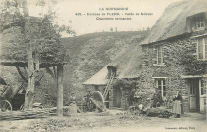 CPA FRANCE 61 "Environs de Flers, Vallé du Noireau, Chaumières Normandes".