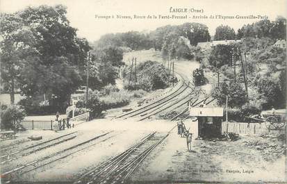 CPA FRANCE 61 " L'Aigle, Passage à niveau, route de Ferté Fresnel, arrivée de l'express Granville-Paris".