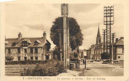 CPA FRANCE 61 "Couterne, Le passage à niveau rue de Lassay".