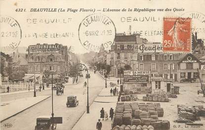 CPA FRANCE 14 " Deauville, L'avenue de la République vue des quais".