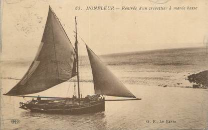 CPA FRANCE 14 " Honfleur, Rentrée d'un crevettier à marée basse".