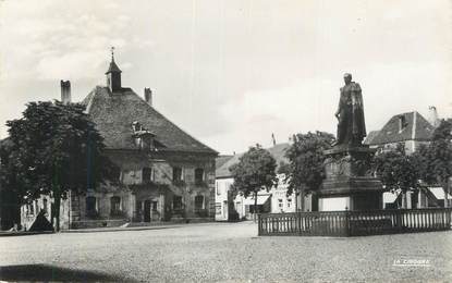 CPSM FRANCE 57 " Phalsbourg, L'Hôtel de Ville et le monument du Maréchal Mouton".