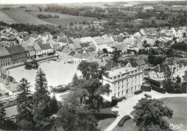 CPSM FRANCE 02 " Vieils Maisons, La place et le château".