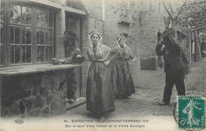 CPA FRANCE 63 " Clermont Ferrand, Sur le seuil d'une maison de la vieille Auvergne".