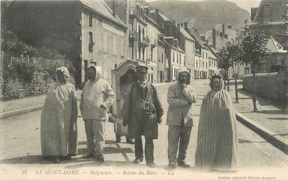 CPA FRANCE 63 ' Le Mont Doré, Baigneurs, retour du bain".