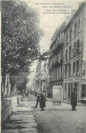 CPA FRANCE 63 ' Le Mont Doré, Rue Meynadier et chaise à porteurs"