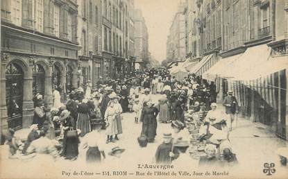 CPA FRANCE 63 " Riom, Rue de l'Hôtel de Ville jour de marché".