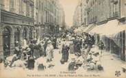 63 Puy De DÔme CPA FRANCE 63 " Riom, Rue de l'Hôtel de Ville jour de marché".