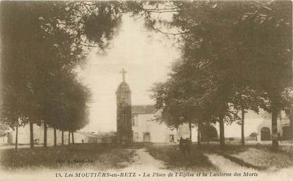 CPA FRANCE 44 " Les Moutiers en Retz, La place de l'église et la Lanterne des morts".
