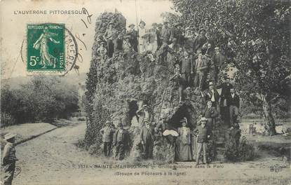 CPA FRANCE 63 " Ste Marguerite, Grotte dans le parc, groupe de pêcheurs à la ligne".