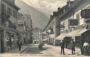 74 Haute Savoie CPA FRANCE 74 " Chamonix, Rue nationale et le Mont Blanc".