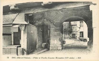 CPA FRANCE 35 "Dol, pilier et porche d'ancien monastère"