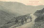 65 Haute PyrÉnÉe CPA FRANCE 65 " Barèges, Cyclistes descendant le Col du Tourmalet".