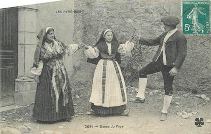 CPA FRANCE 65 " Les Pyrénées, Danse du pays". / FOLKLORE