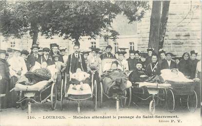 CPA FRANCE 65 " Lourdes, Malades attendant le passage du sacrement".