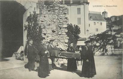 CPA FRANCE 65 " Lourdes, Brancardiers".