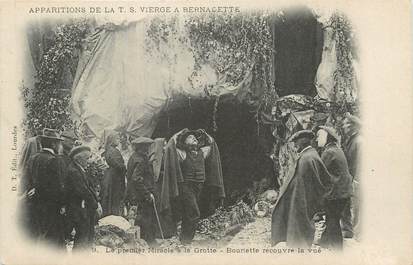 CPA FRANCE 65 " Lourdes, Le premier miracle à la grotte, Bouriette recouvre la vue".