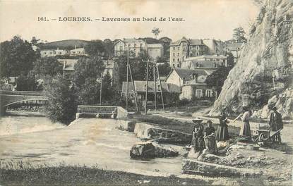 CPA FRANCE 65 " Lourdes, Laveuses au bord de l'eau".