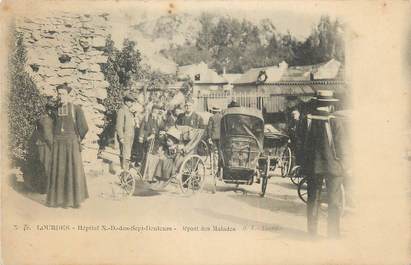 CPA FRANCE 65 " Lourdes, Hôpiital Notre Dame des Sept Douleurs, départ des malades".