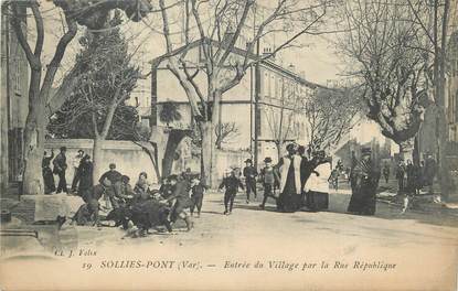 CPA FRANCE 83 " Solliès Pont , Entrée du village par la rue de la République".