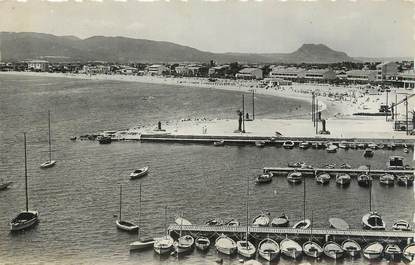 CPSM FRANCE 83 "Fréjus, Vue générale de la plage et le port".