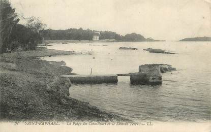 CPA FRANCE 83 " St Raphaël, La plage des Corailleurs et le lion de terre".