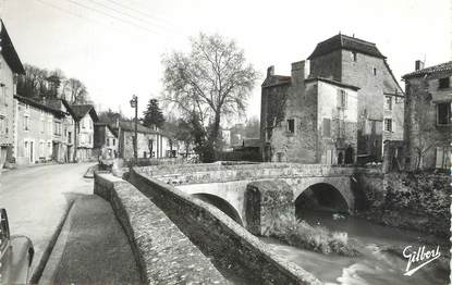 CPSM FRANCE 16 " Confolens, Le vieux manoir et le Pont sur la Goire".