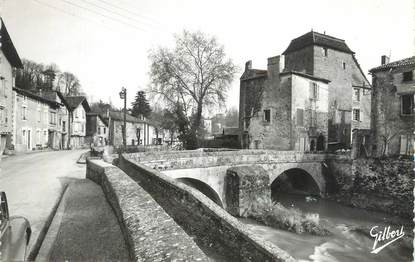 CPSM FRANCE 16 " Confolens, Le vieux manoir et le Pont sur la Goire".