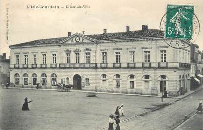 CPA FRANCE 32 " L'Isle Jourdain, L'Hôtel de Ville".