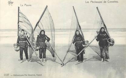 CPA BELGIQUE "La Panne, pêcheuses de crevettes"