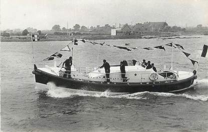 CPSM FRANCE 50 " Barfleur, Le canot de sauvetage Crestey et Sauvé".