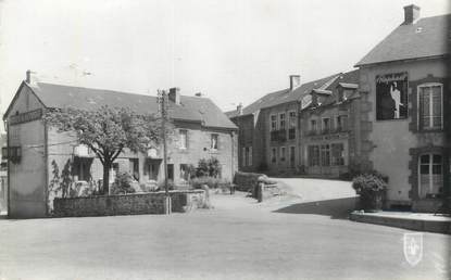 CPSM FRANCE 58 "Moux, La place, Hôtel de la Poste et épicerie centrale".