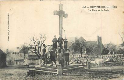 CPA FRANCE 58 "Dompierre sur Héry, La place et la croix".