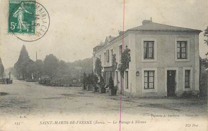 CPA FRANCE 27 " St Mards de Fresne, Le passage à niveau".