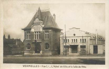 CPSM FRANCE 62 " Vermelles, L'Hôtel de Vile et la salle des fêtes".