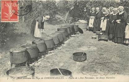 CPA FRANCE 29 " Noce Bretonne au pays de Cornouailles, les 12 marmites ". / FOLKLORE