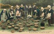 29 Finistere CPA FRANCE 29 " Noce Bretonne au pays de Cornouailles, un coin des cuisines, la préparation des plats ". / FOLKLORE