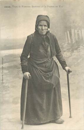 CPA FRANCE 29 " La Pointe du Raz, Type de fumeuse Bretonne".