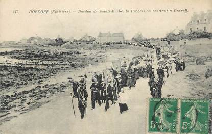 CPA FRANCE 29 " Roscoff, Pardon de Ste Barbe, la procession". / FOLKLORE