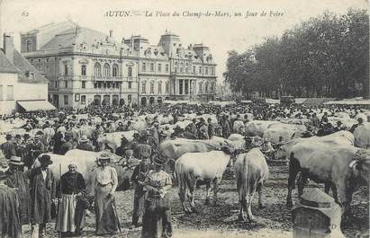 CPA FRANCE 71 " Autun, La place du Champ de Mars un jour de foire".