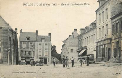 CPA FRANCE 76 " Doudeville, Rue de l'Hôtel de Ville".