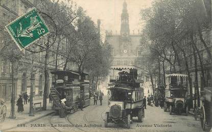 CPA FRANCE 75011 "Paris, Station des Autobus, Avenue Victoria"