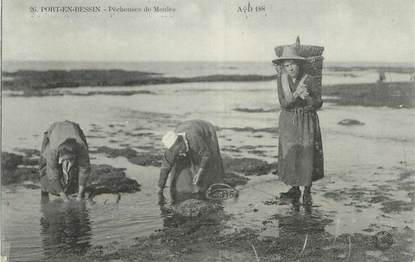 CPA FRANCE 14 " Port en Bessin, Pêcheuses de moules".