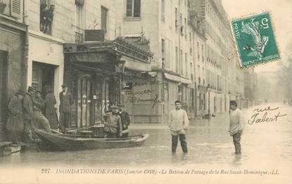 CPA FRANCE 75007 "Paris, 1910, Inondations, Le bateau de Passage de la Rue Saint Dominique"