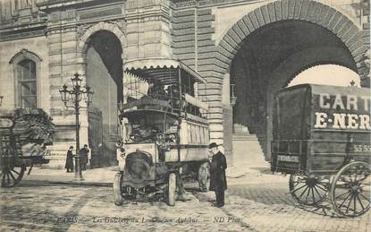 CPA FRANCE 75001 "Paris, les guichets du Louvre, un Autobus"