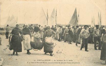 CPA FRANCE 14 "Port en Bessin, la vente du poisson"